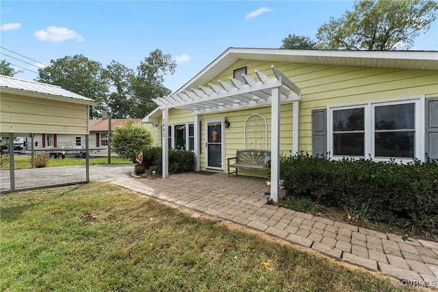 view of front of home featuring a pergola, a front lawn, and a patio