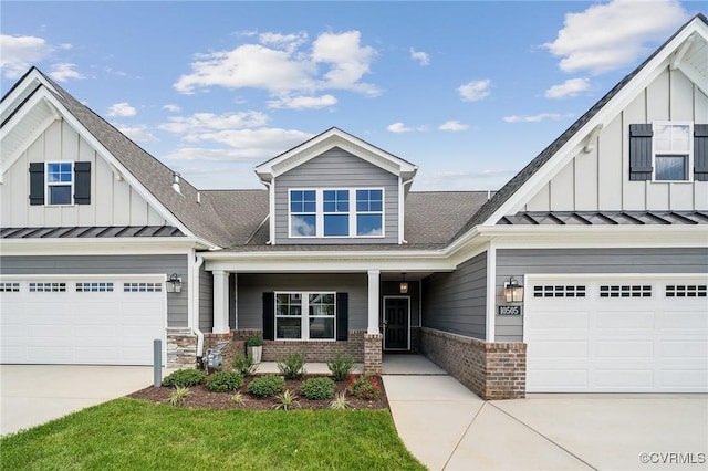 view of front of property featuring a front lawn and a garage