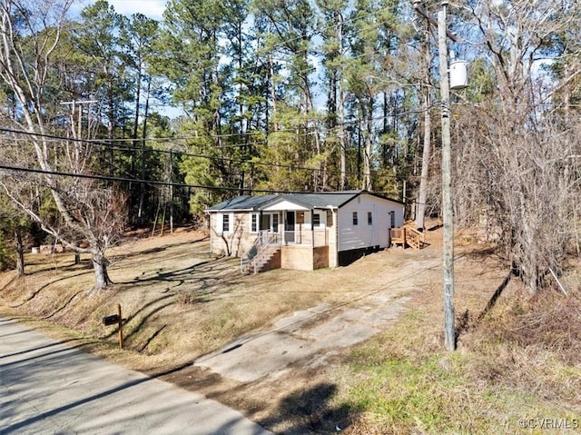 view of front of property featuring a porch