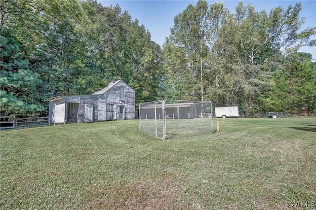 view of yard with an outbuilding