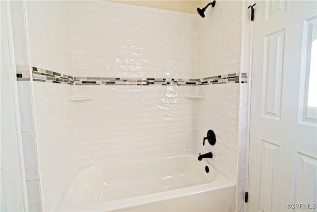 bathroom with tiled shower / bath