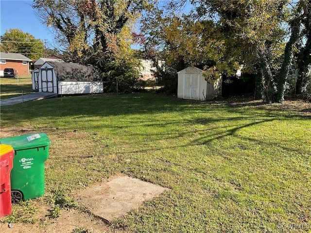 view of yard featuring a storage unit