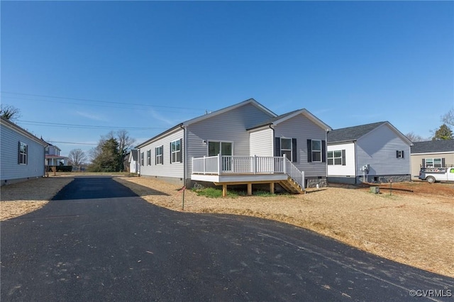 manufactured / mobile home featuring a wooden deck