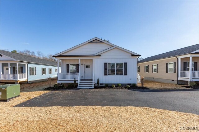 view of front of property featuring a porch