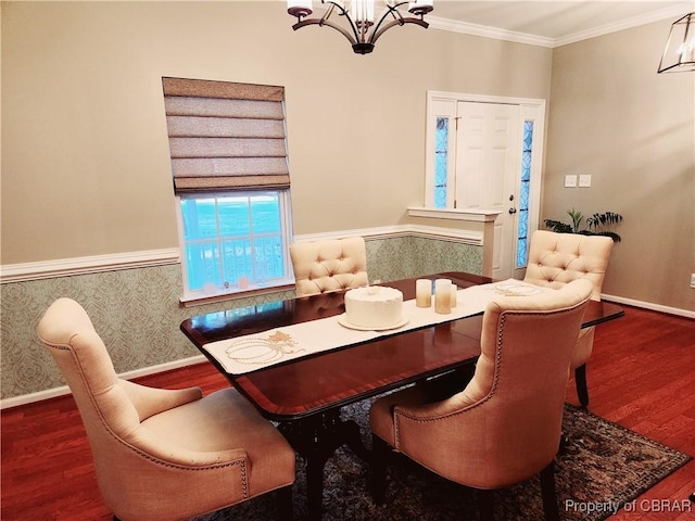 dining area featuring a chandelier, dark hardwood / wood-style floors, and crown molding