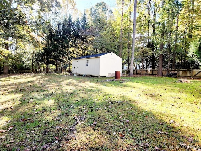 view of yard with a storage shed