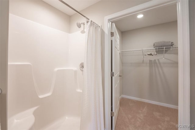 bathroom featuring a shower with shower curtain