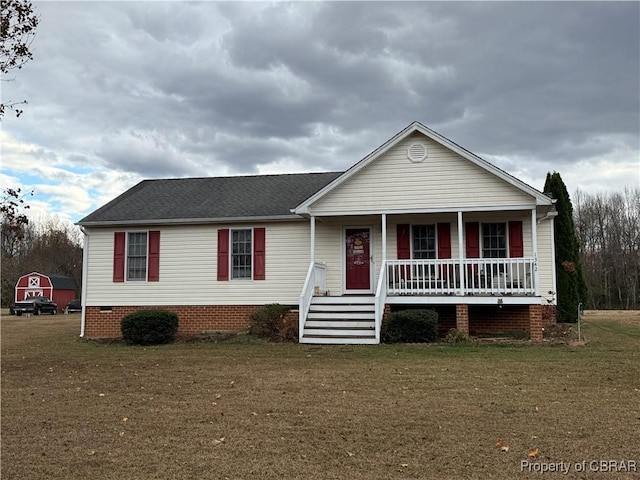 view of front of property featuring a porch and a front lawn