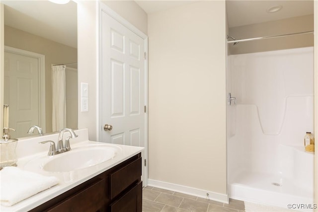 bathroom featuring a shower with curtain and vanity