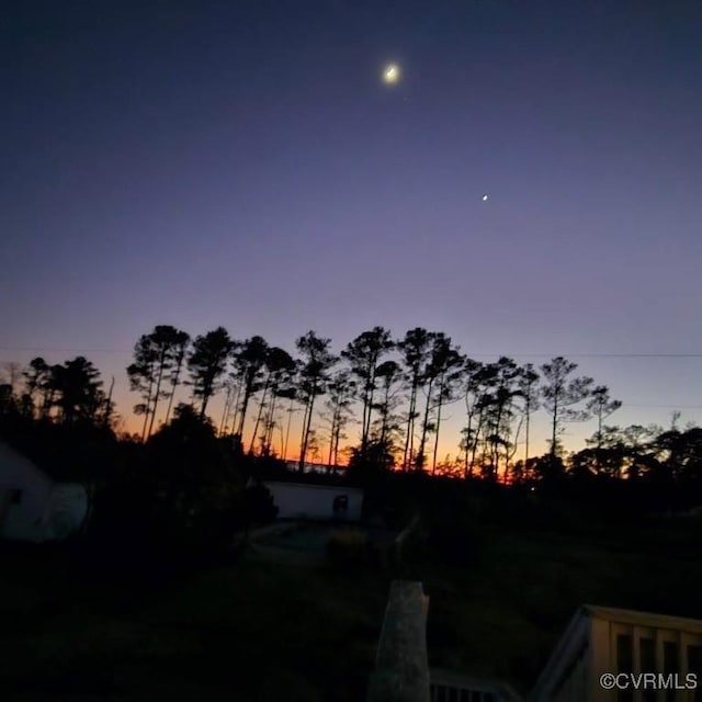 view of yard at dusk