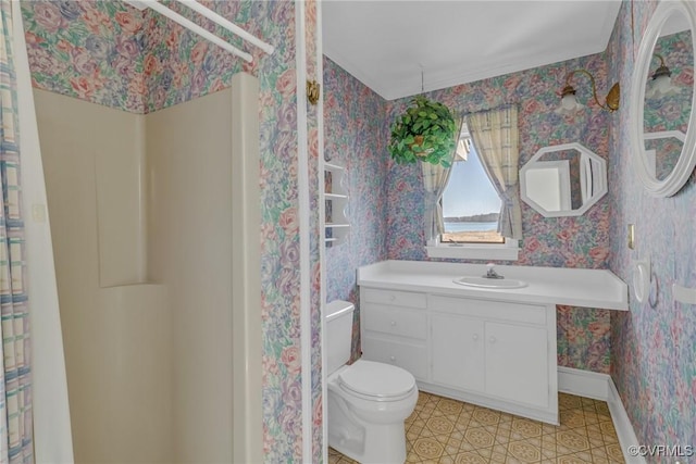 full bathroom with wallpapered walls, baseboards, toilet, a shower with shower curtain, and vanity