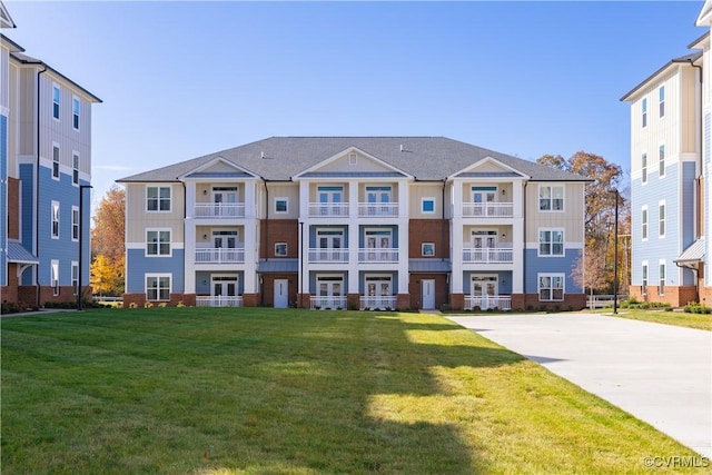 view of front facade with a front yard