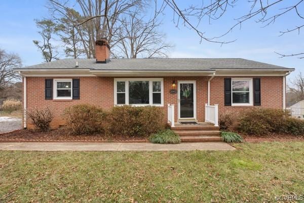 view of front of property with a front yard