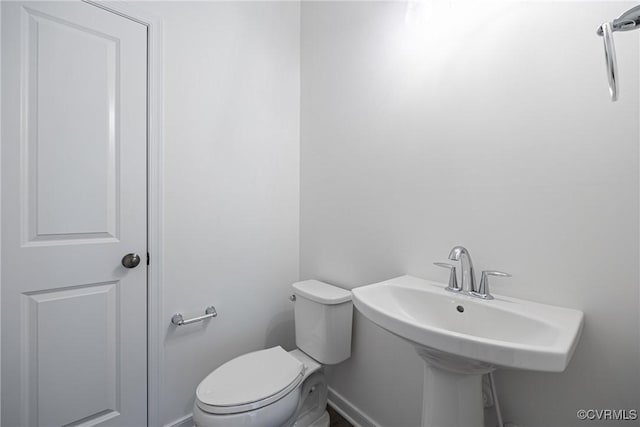 bathroom featuring toilet and sink