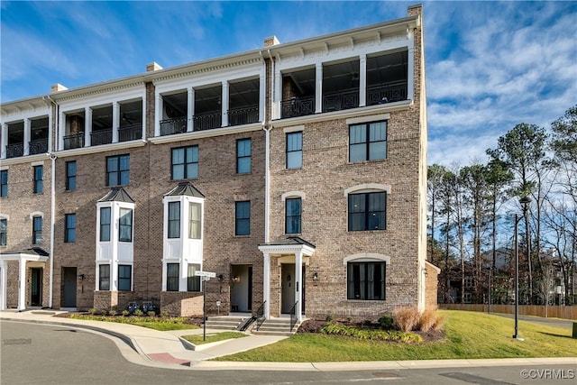 view of front of property featuring a front lawn