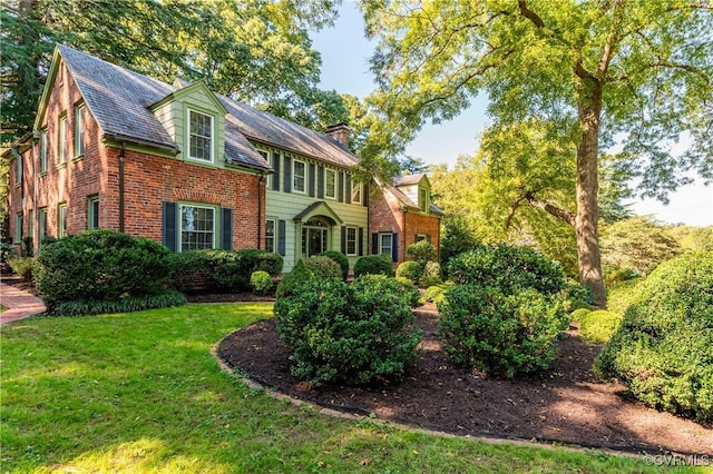 view of front of house featuring a front lawn