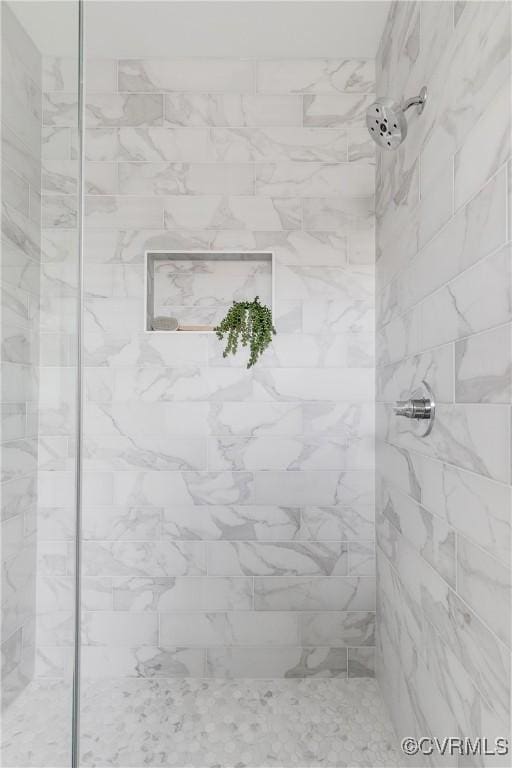 bathroom featuring a tile shower