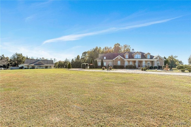 view of front of house featuring a front lawn