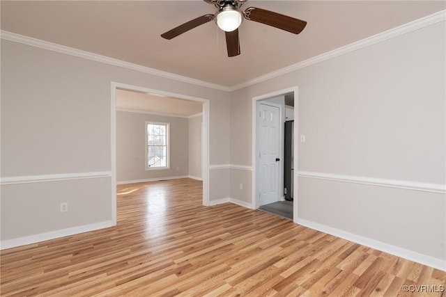 unfurnished room featuring light wood-type flooring, ceiling fan, and crown molding