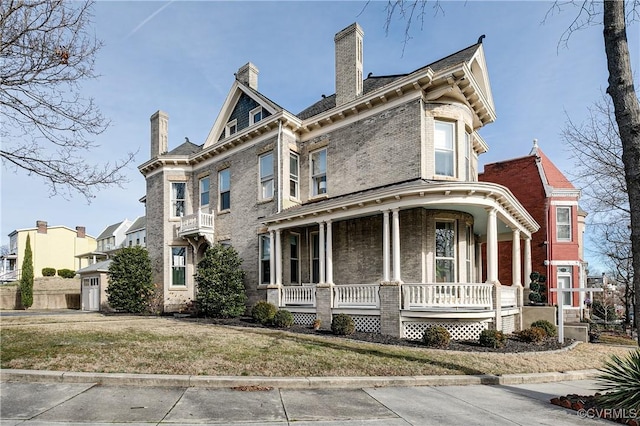 view of front facade with covered porch and a front yard