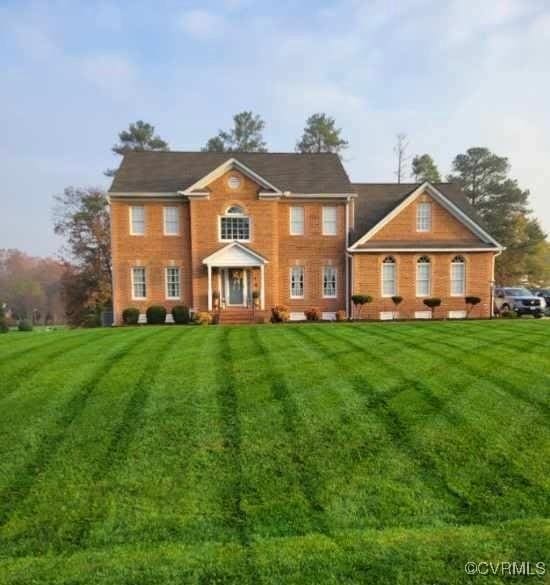 view of front of home with a front lawn