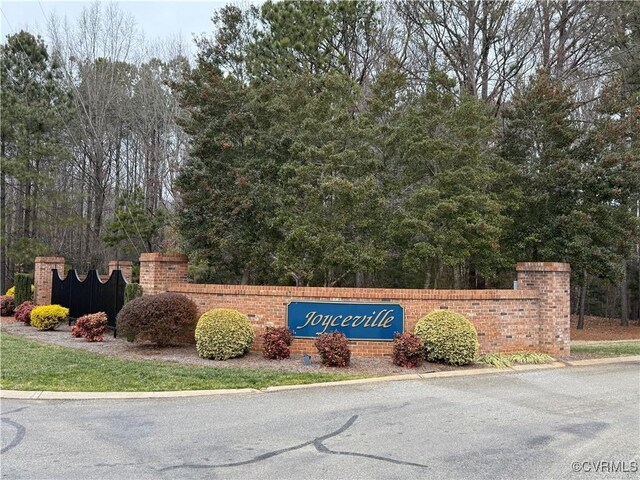 view of community / neighborhood sign