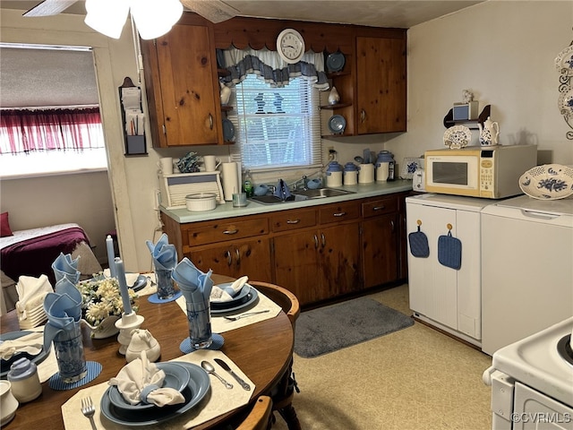 kitchen featuring range, sink, plenty of natural light, and ceiling fan