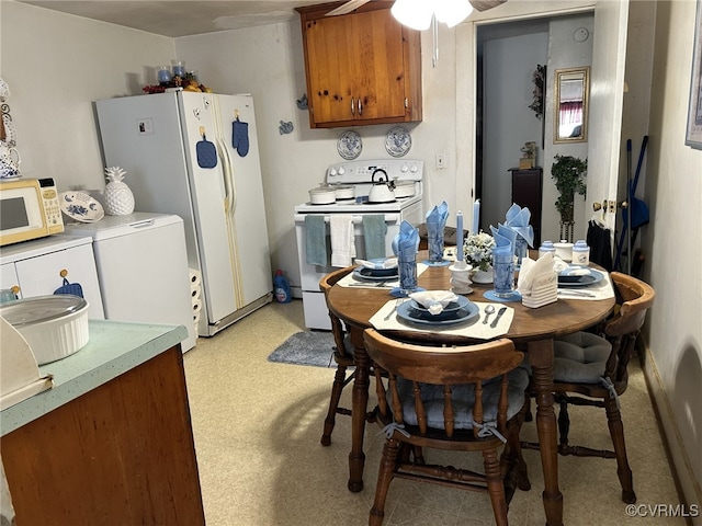 dining space with ceiling fan and separate washer and dryer