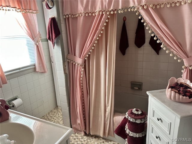 bathroom featuring shower / tub combo with curtain