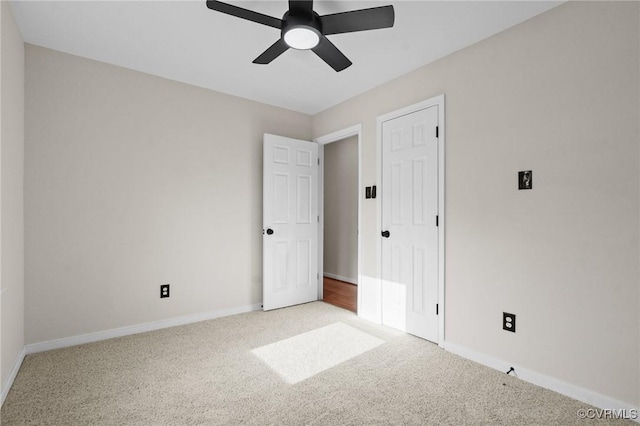 carpeted empty room featuring ceiling fan