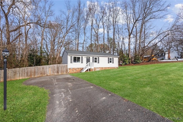 view of front facade featuring a front yard