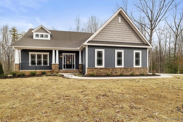 craftsman house with a porch and a front lawn