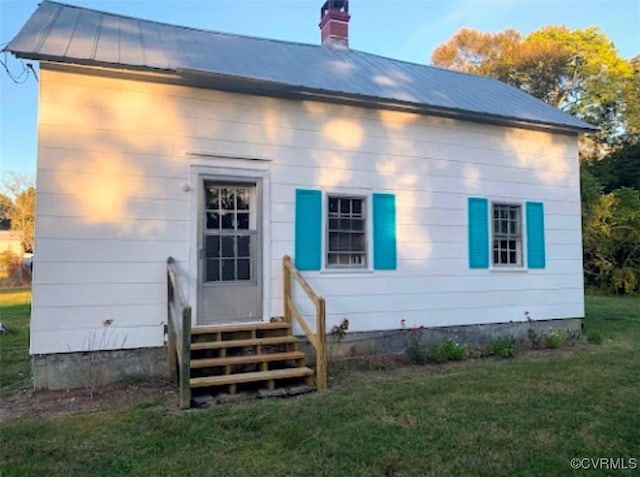 back of house with a lawn