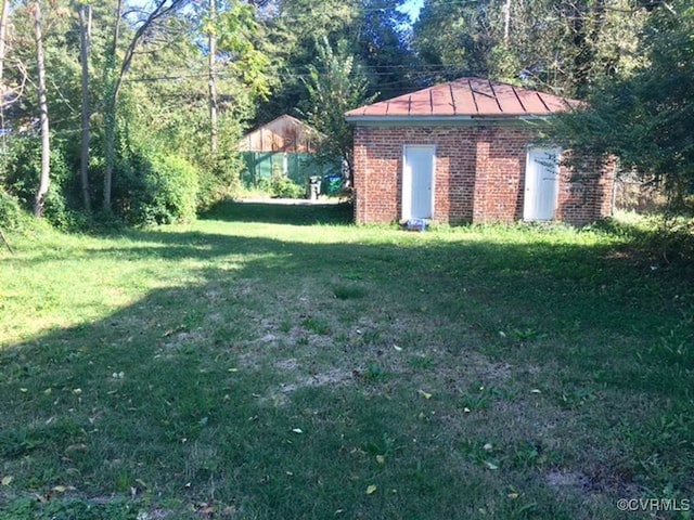 view of yard with an outdoor structure