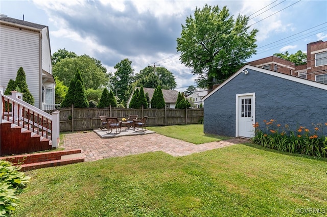 view of yard featuring a patio