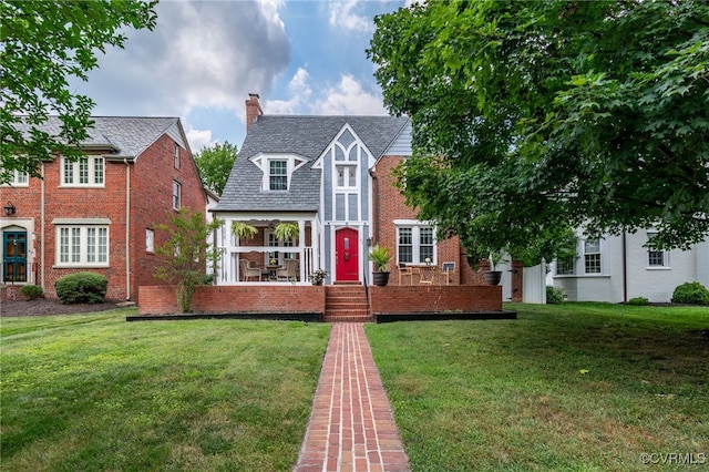 view of front of house featuring a front yard