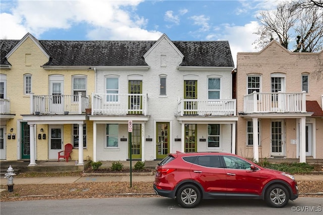 view of front of property featuring a balcony