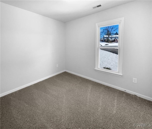 view of carpeted spare room