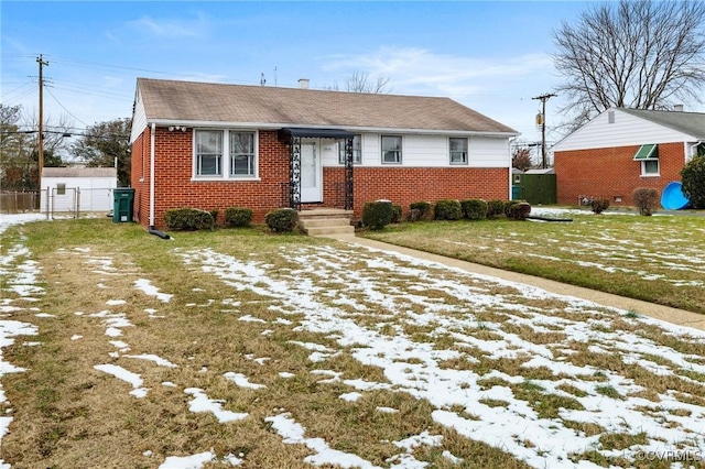 view of front of house featuring a yard