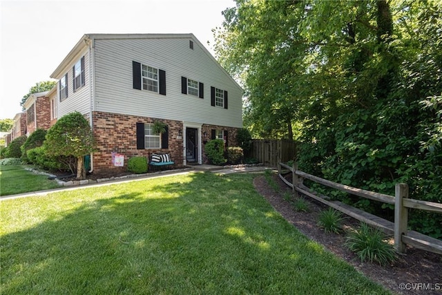 view of front facade featuring a front yard