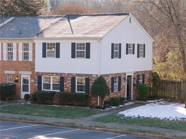 view of front of property featuring a front lawn