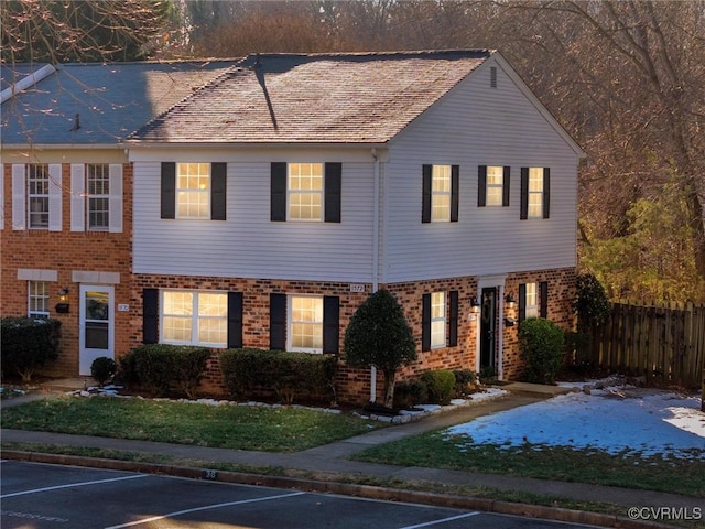 view of front of home featuring a front yard