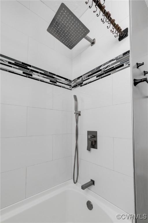 bathroom with tiled shower / bath combo