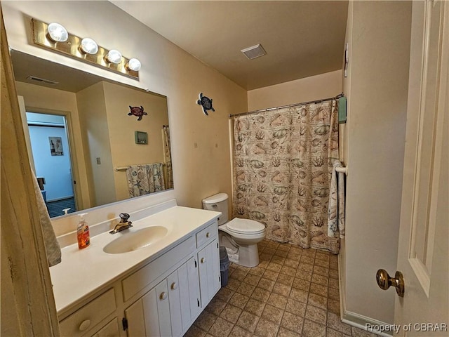 full bathroom featuring toilet, curtained shower, visible vents, and vanity