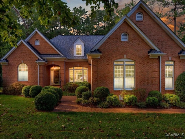 view of front facade with a yard