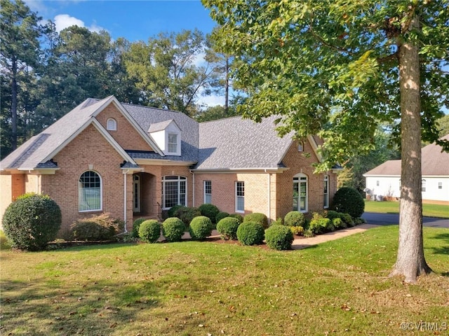 view of front facade featuring a front yard