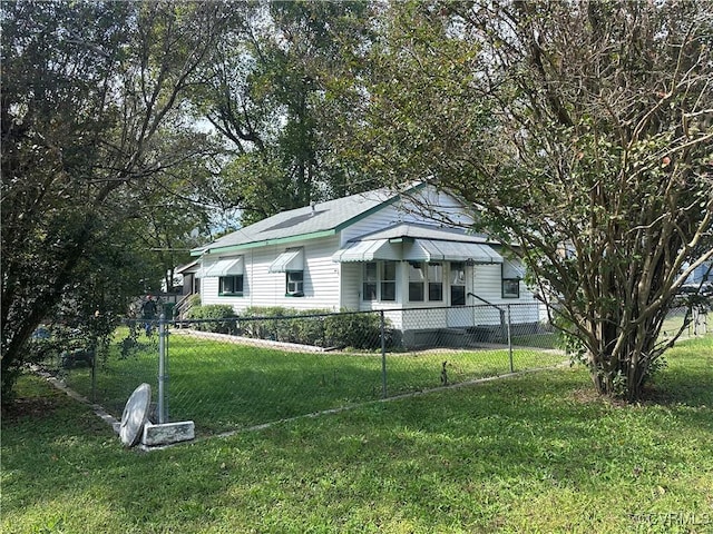 view of front of property featuring a front yard