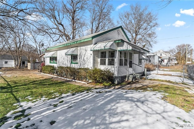 view of front of property featuring a front yard