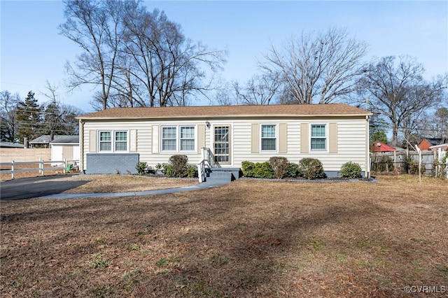 view of front facade featuring a front yard