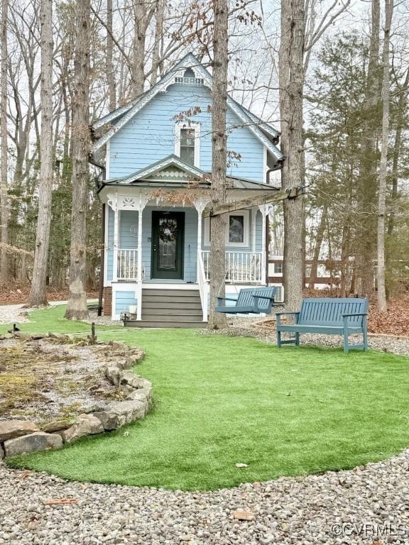 view of front of property with a porch and a front lawn